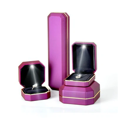 Juvelierizstrādājumu kastīte laulības gredzeniem